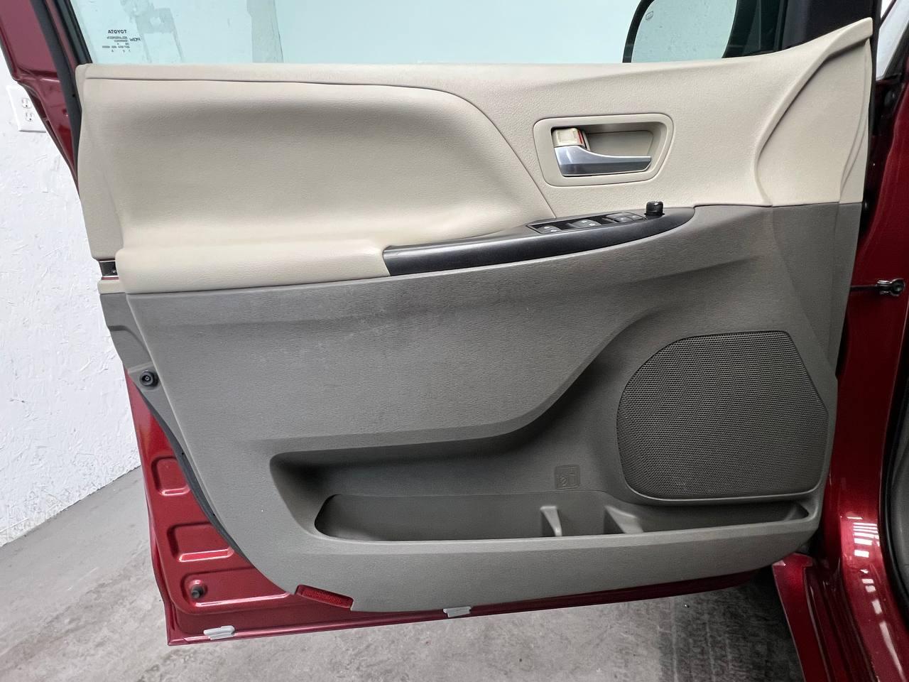 Toyota Sienna LE 2015