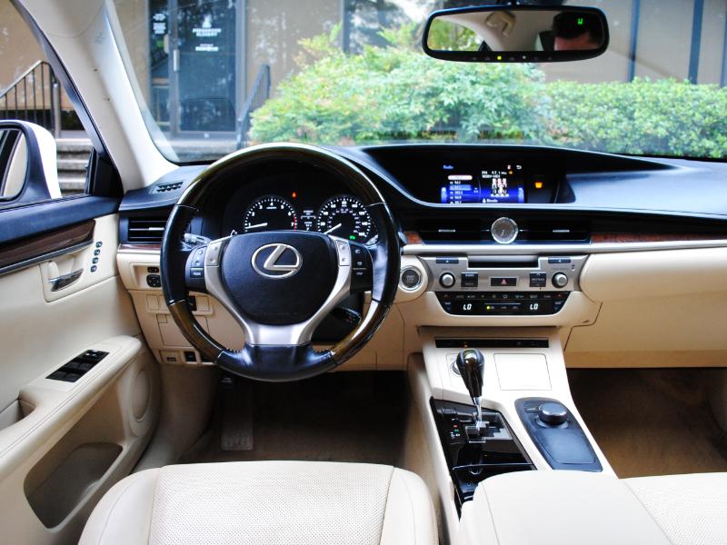 2015 Lexus ES 350 Premium photo 17