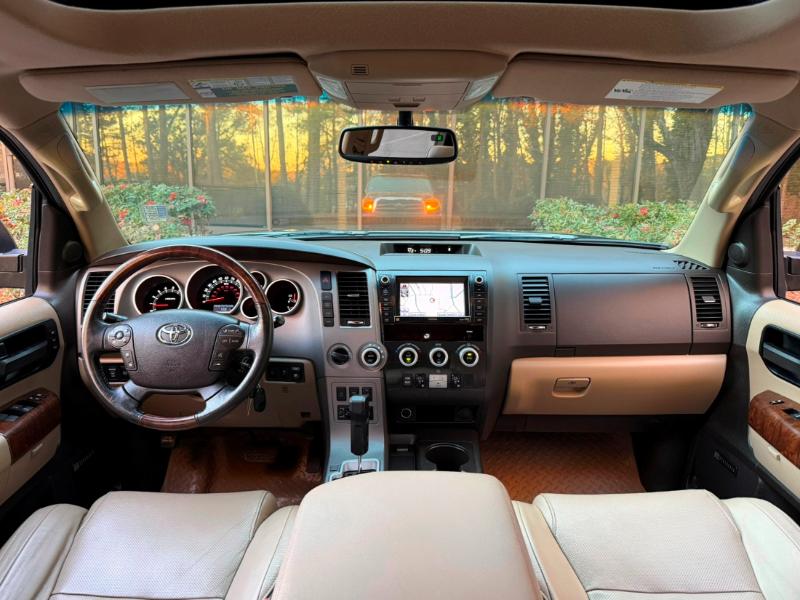 Toyota Sequoia Plantium 4WD 2010