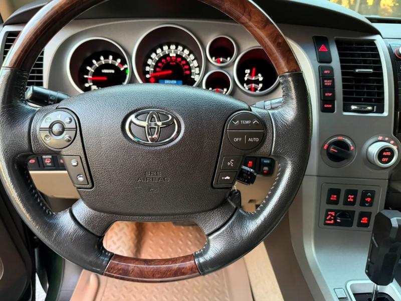 Toyota Sequoia Plantium 4WD 2010