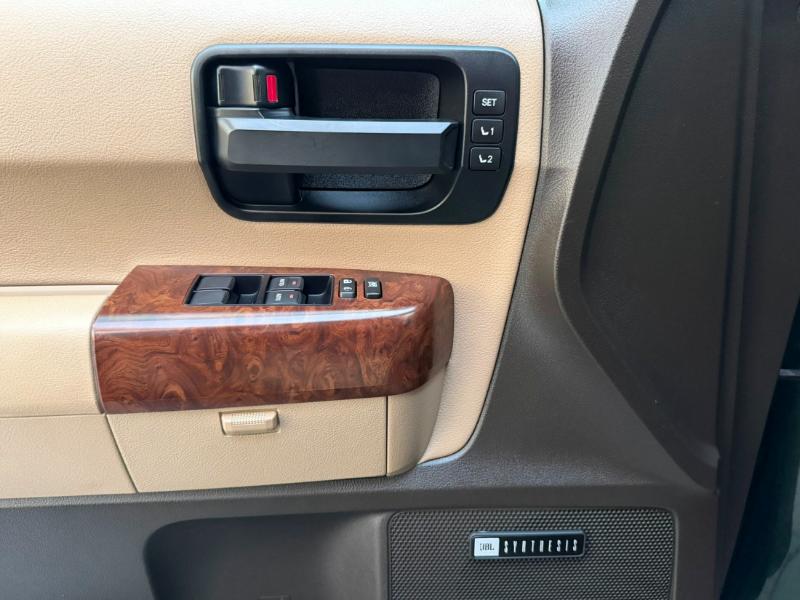 Toyota Sequoia Plantium 4WD 2010