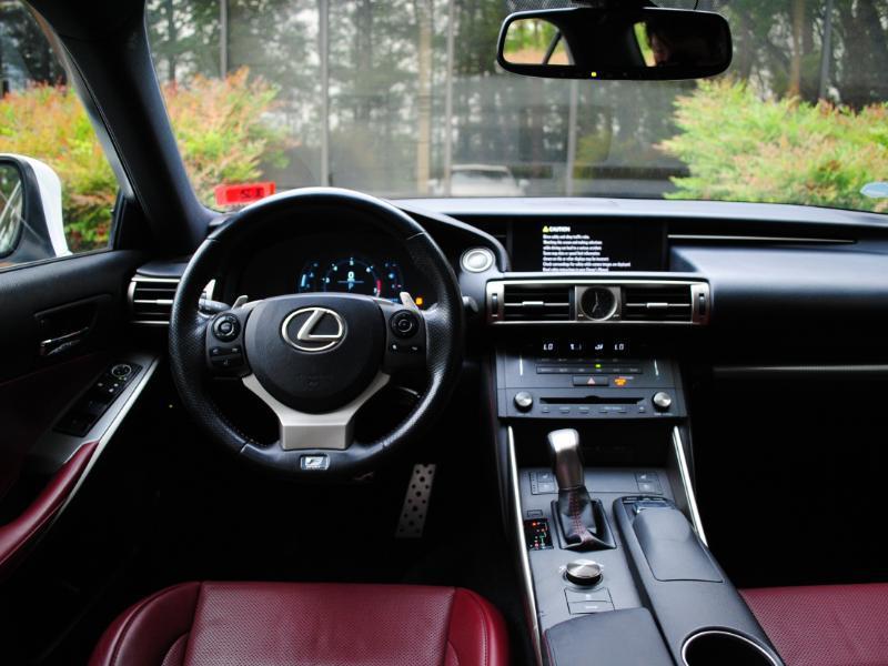Lexus IS  2015