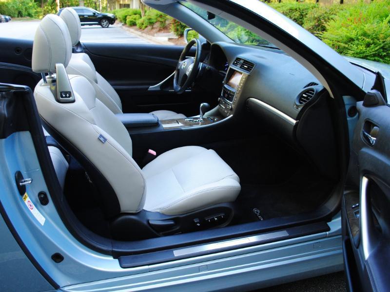 Lexus IS C  2011