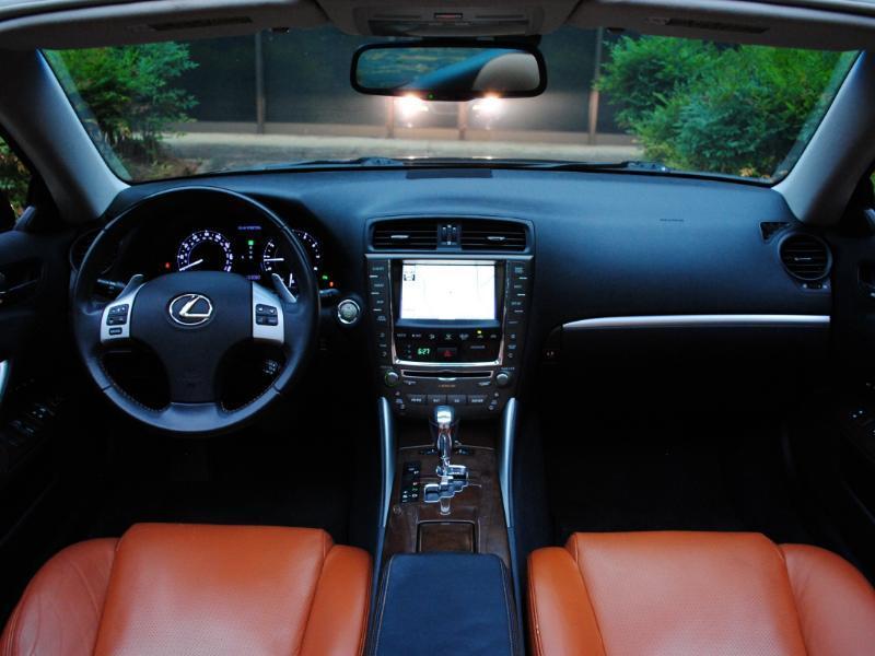 Lexus IS C  2011