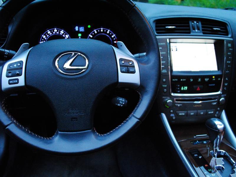 Lexus IS C  2011