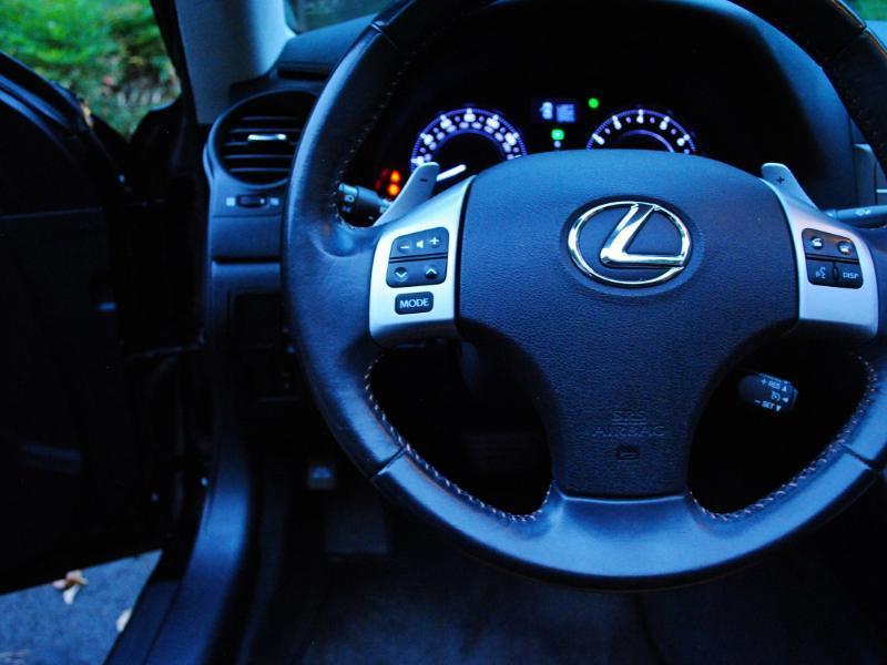 Lexus IS C  2011
