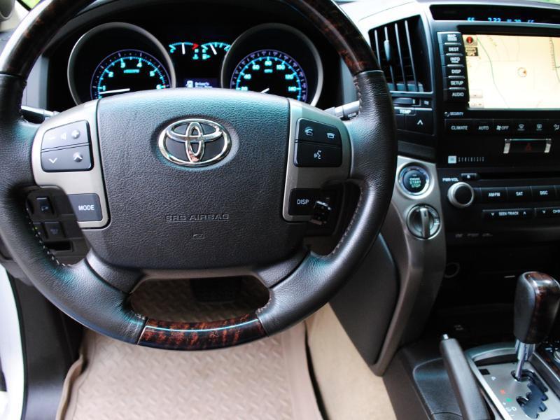 Toyota Land Cruiser 4WD 2011