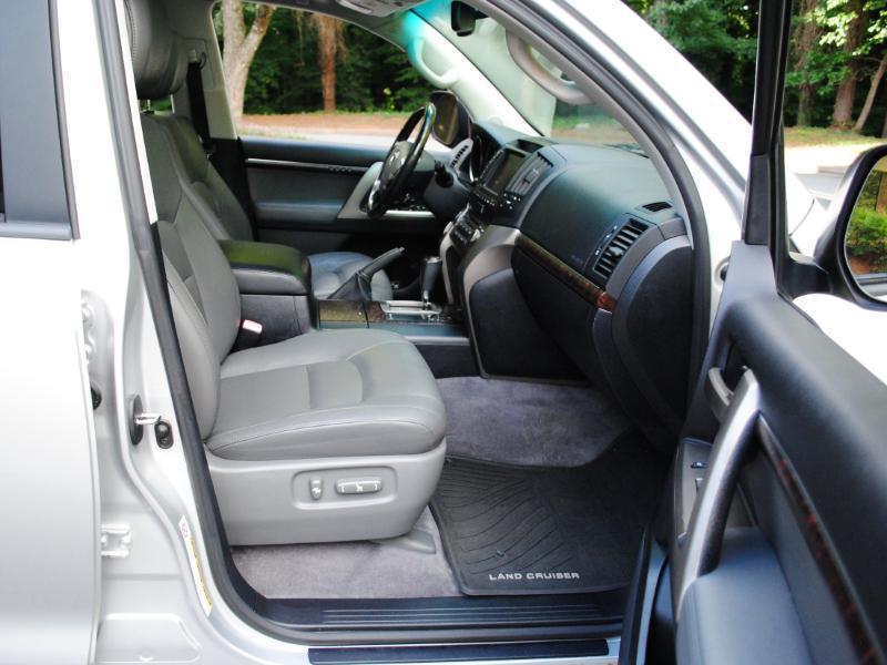 Toyota Land Cruiser  2011