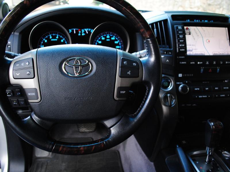 Toyota Land Cruiser  2011