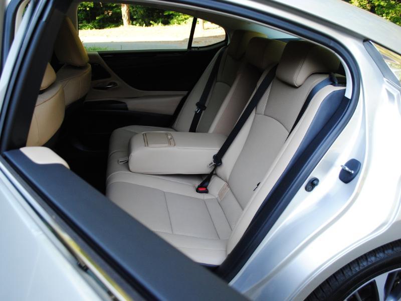 Lexus ES 300h  2021