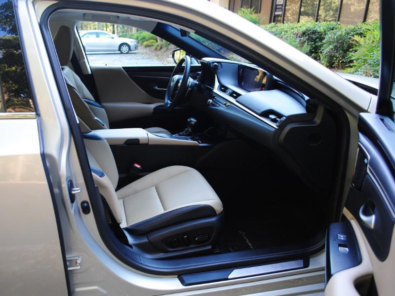 Lexus ES 300h  2021