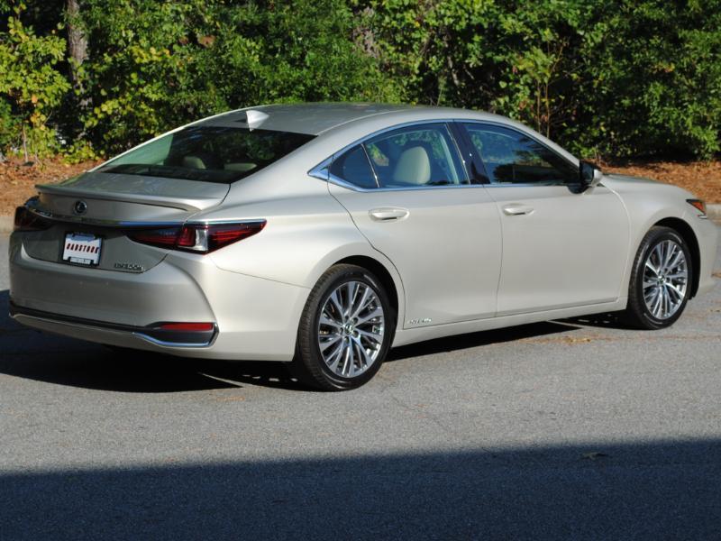 Lexus ES 300h  2021