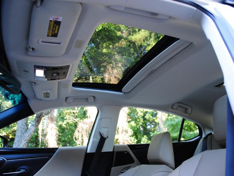 Lexus ES 300h  2021