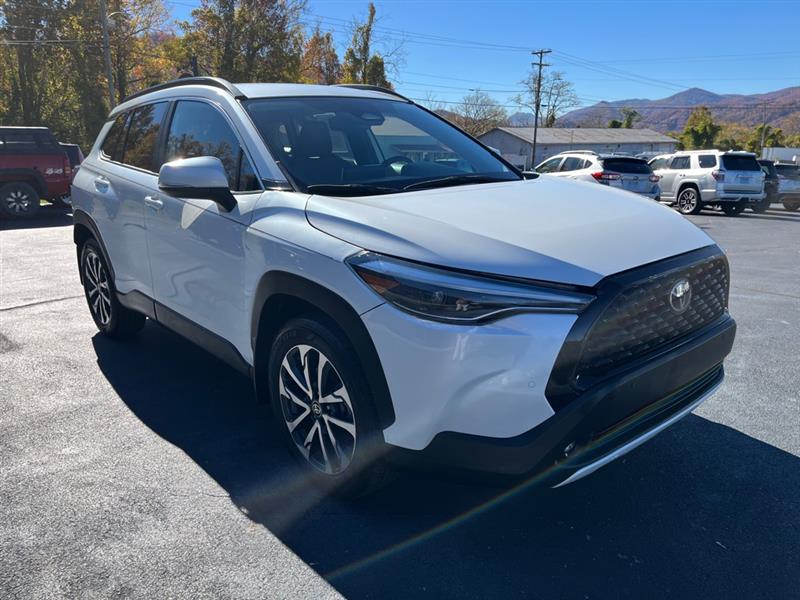 2024 Toyota Corolla Cross XLE's photo