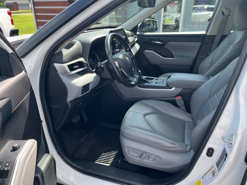 2022 Toyota Highlander XLE - Photo 10