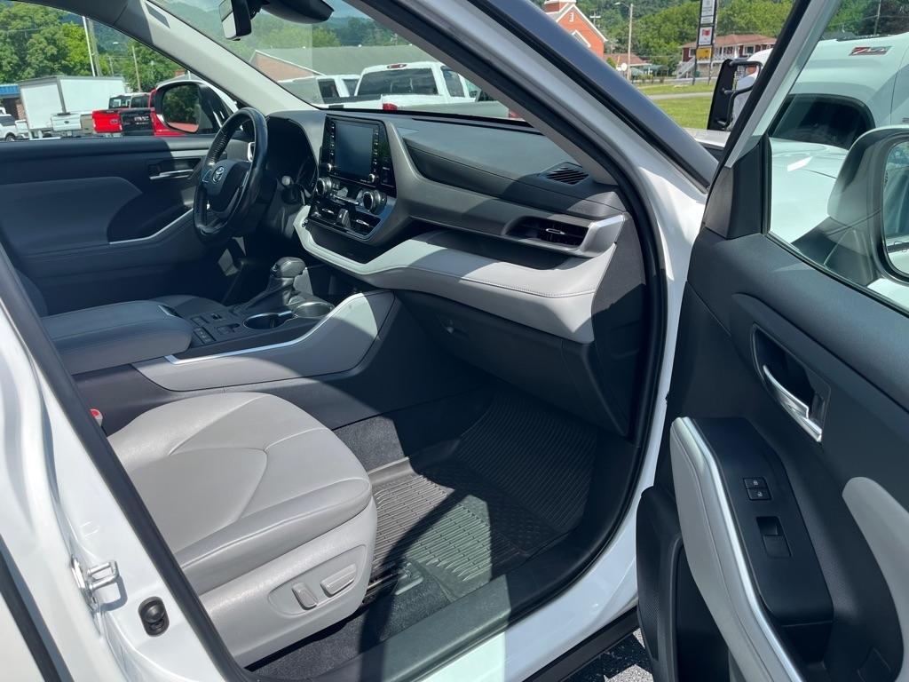 2022 Toyota Highlander XLE - Photo 11