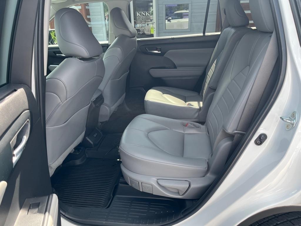 2022 Toyota Highlander XLE - Photo 12