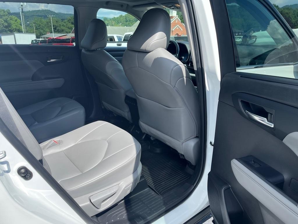 2022 Toyota Highlander XLE - Photo 13