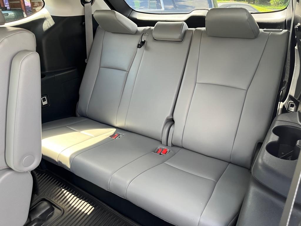 2022 Toyota Highlander XLE - Photo 14