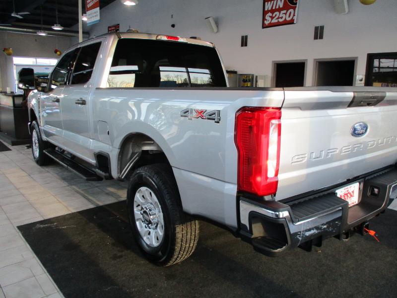 Ford F-250 SD XLT Crew Cab 4WD 2024