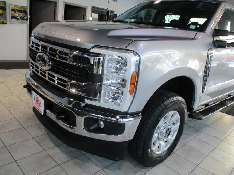 Ford F-250 SD XLT Crew Cab 4WD 2024