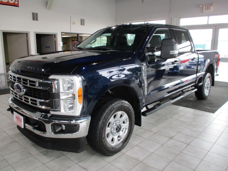 Ford F-250 SD XLT Crew Cab 4WD 2023