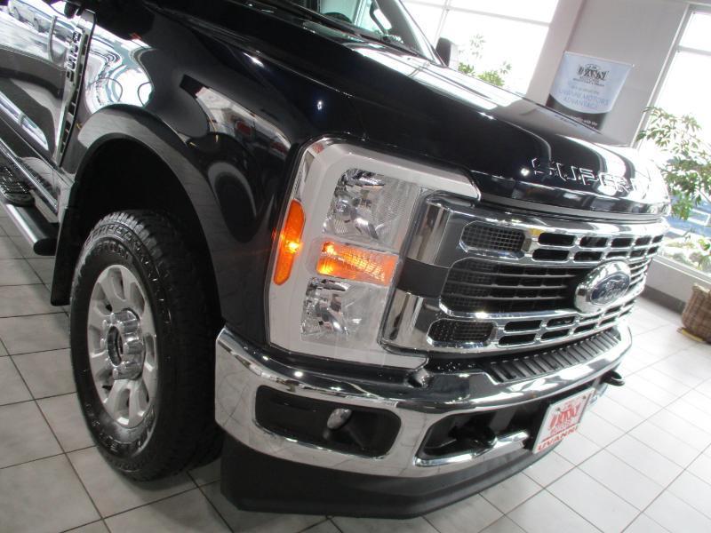 Ford F-250 SD XLT Crew Cab 4WD 2023