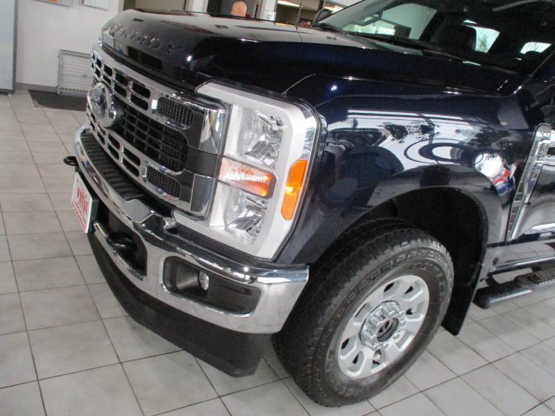 Ford F-250 SD XLT Crew Cab 4WD 2023