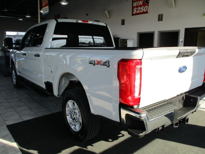 Ford F-250 SD XLT Crew Cab 4WD 2025