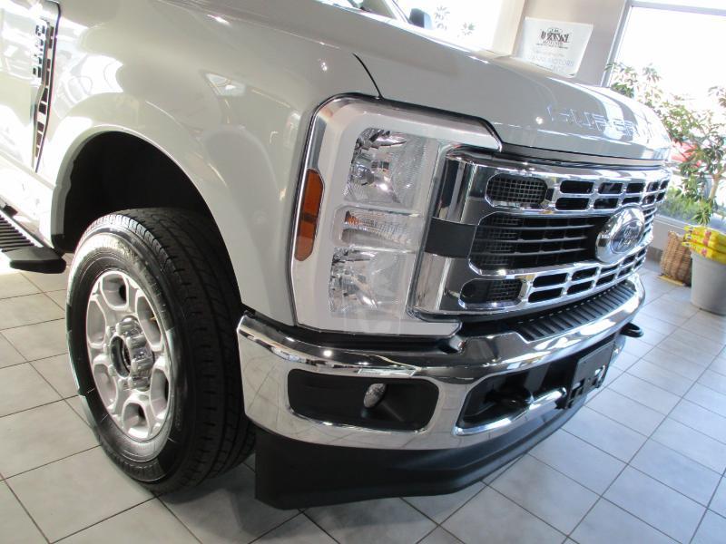 Ford F-250 SD XLT Crew Cab 4WD 2025