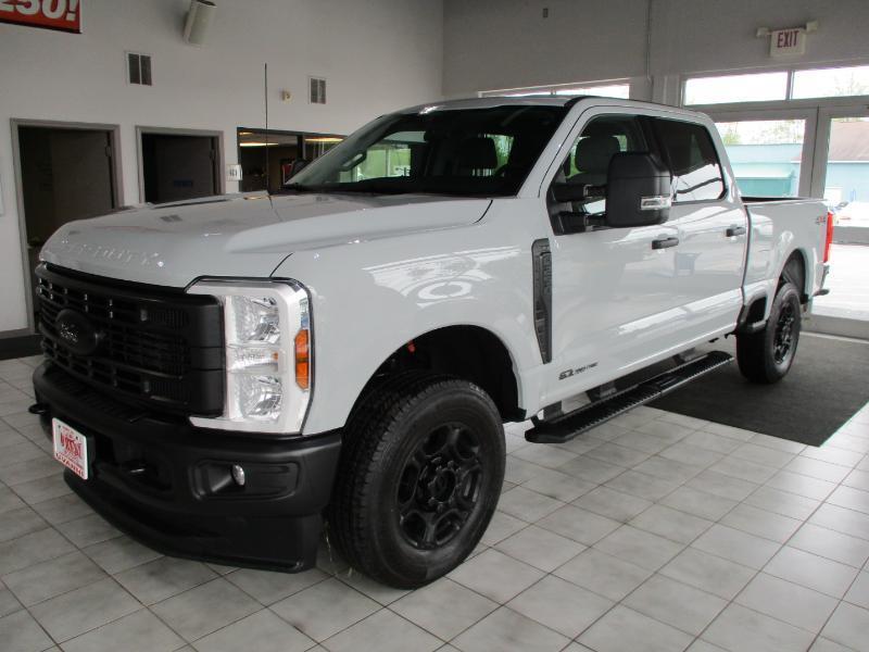 Ford F-250 SD XLT Crew Cab 4WD 2025