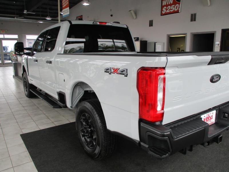 Ford F-250 SD XLT Crew Cab 4WD 2025