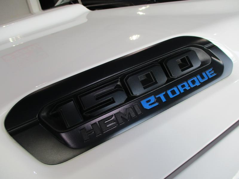 RAM 1500 SLT Quad Cab 4WD 2024