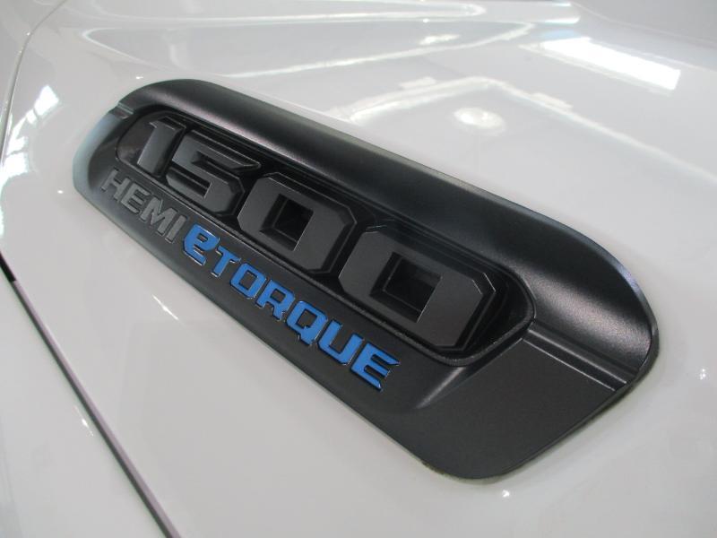 RAM 1500 SLT Quad Cab 4WD 2024