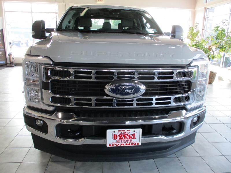 Ford F-250 SD XLT Crew Cab 4WD 2025