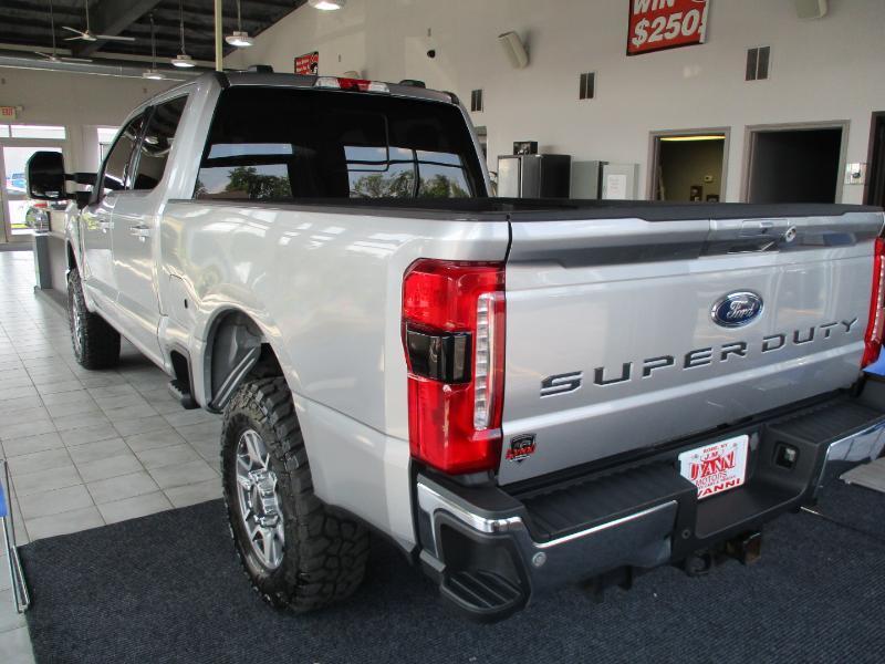 Ford F-250 SD Lariat Crew Cab 4WD 2023