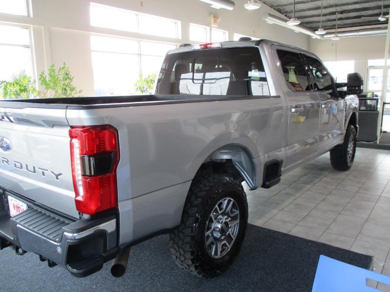 Ford F-250 SD Lariat Crew Cab 4WD 2023