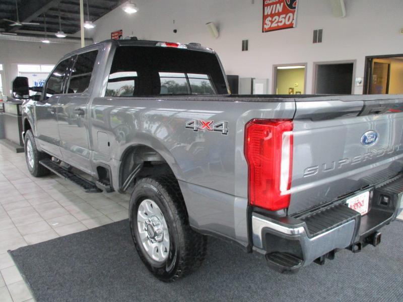 Ford F-250 SD XLT Crew Cab 4WD 2024