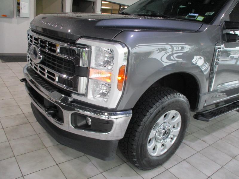 Ford F-250 SD XLT Crew Cab 4WD 2024