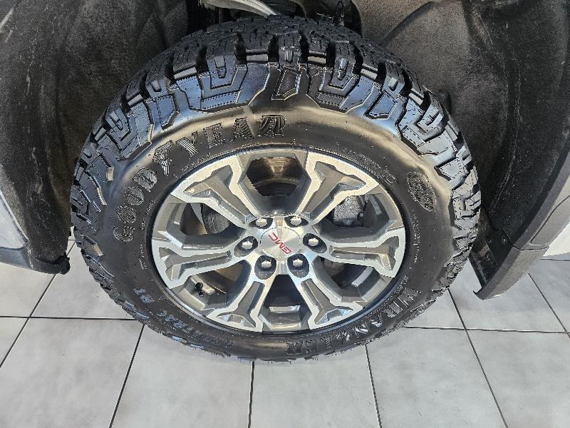 GMC Sierra 1500 4WD Crew Cab 147" SLT 2025