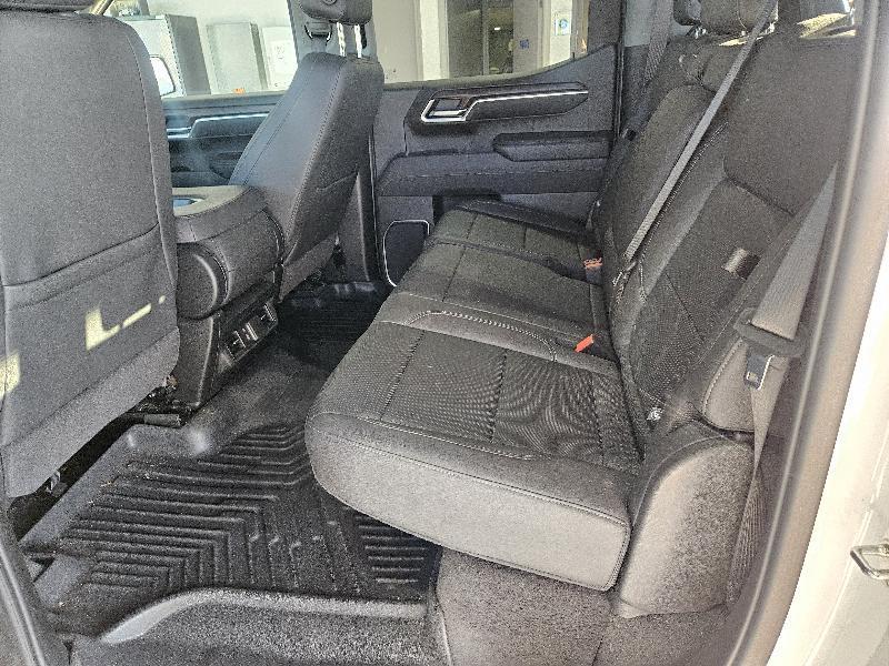 GMC Sierra 1500 4WD Crew Cab 147" SLT 2025
