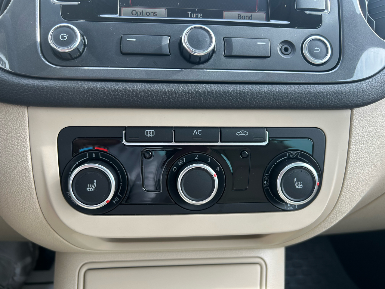 Volkswagen Tiguan S 2012