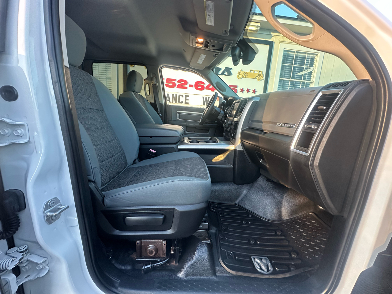 RAM 2500 Big Horn 4x4 Crew Cab 6'4" Box 2017