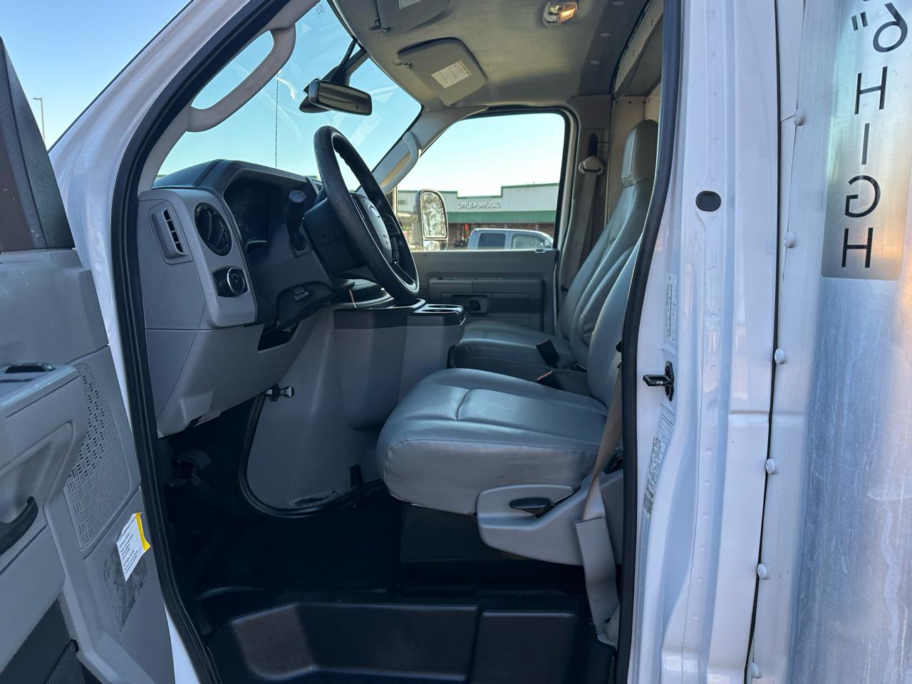 Ford Econoline E-350 2022