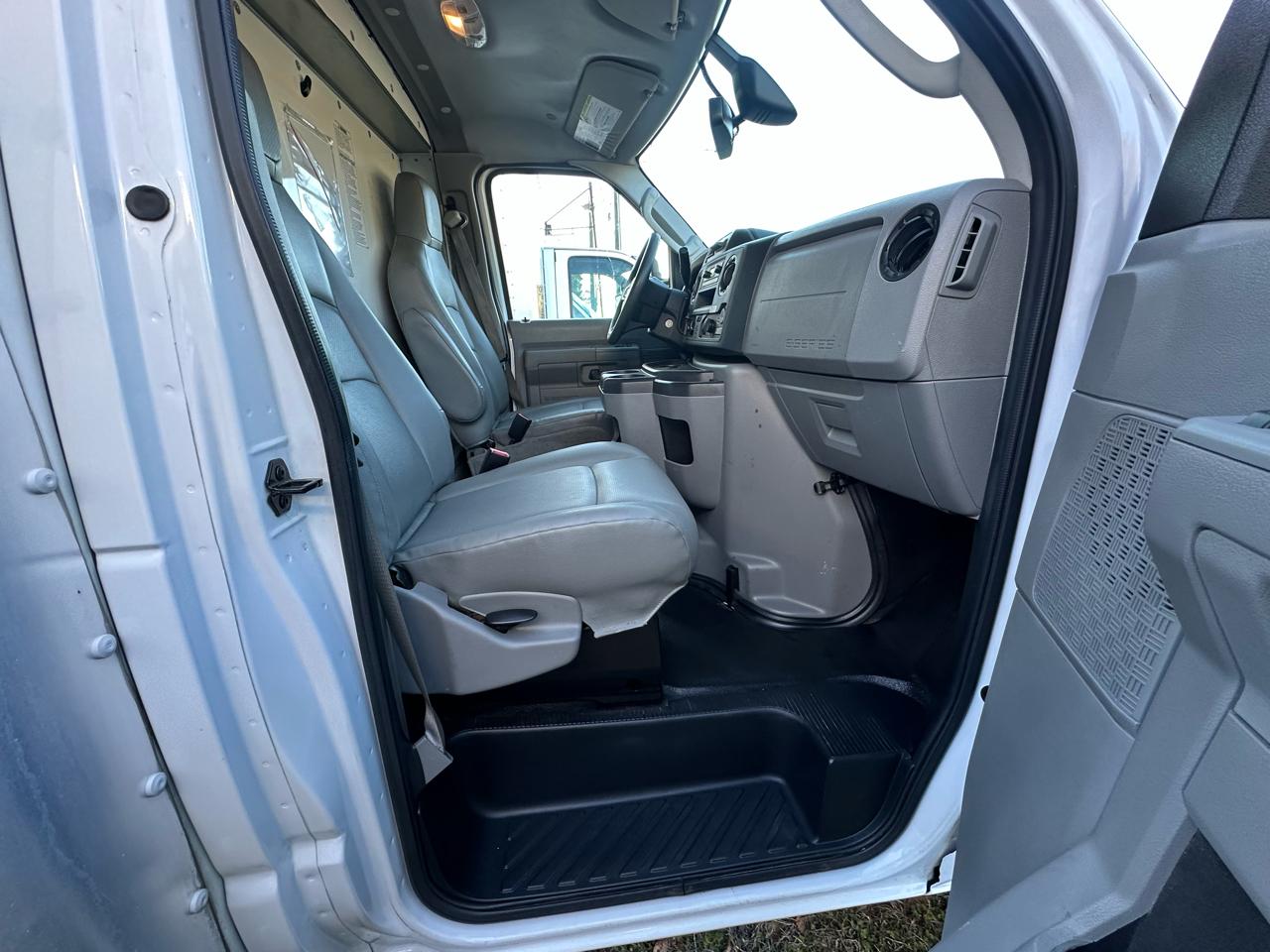 Ford Econoline E-350 2022