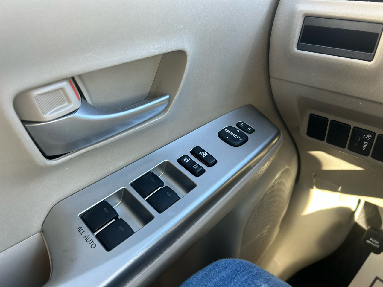 Toyota Prius V 5dr Wgn Three (Natl) 2014