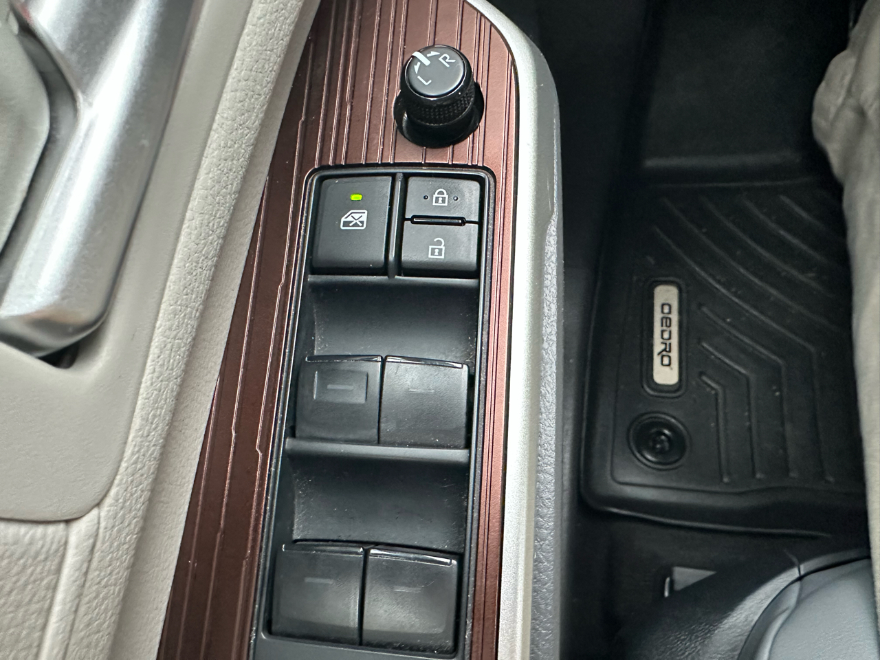 Toyota Sienna Woodland Edition AWD 7-Passenger (Natl) 2023