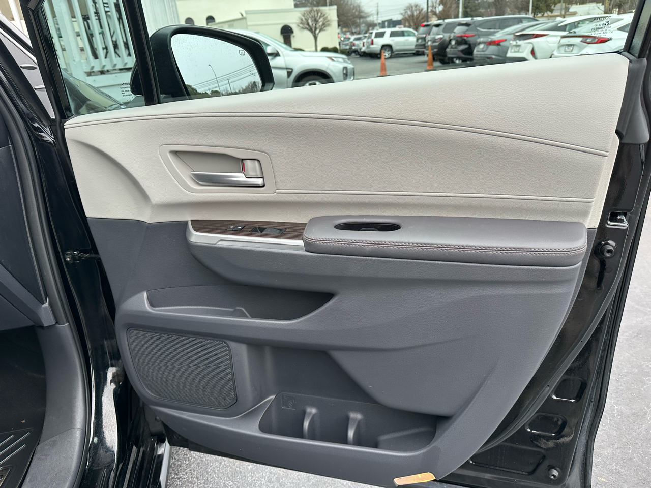 Toyota Sienna Woodland Edition AWD 7-Passenger (Natl) 2023