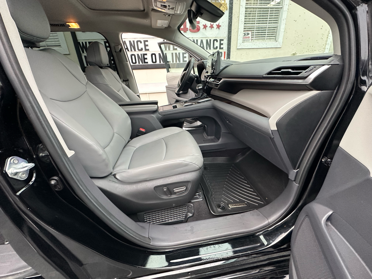 Toyota Sienna Woodland Edition AWD 7-Passenger (Natl) 2023