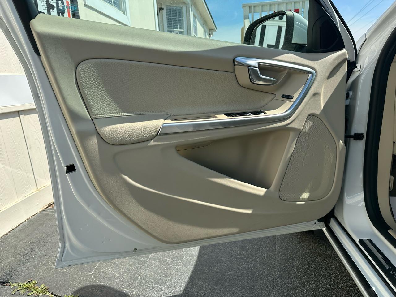 Volvo S60 FWD 4dr Sdn T5 2012